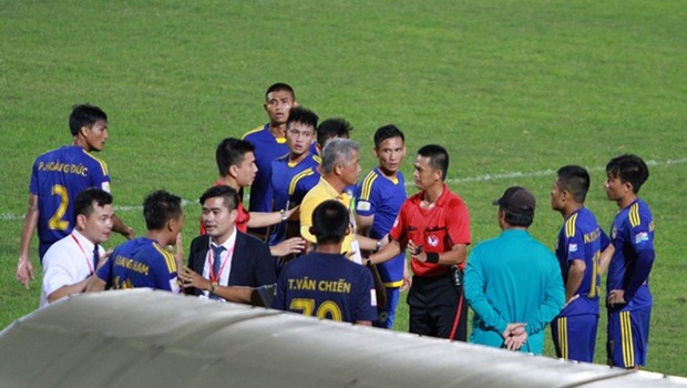 Trọng tài gây bức xúc ở giải hạng Nhất