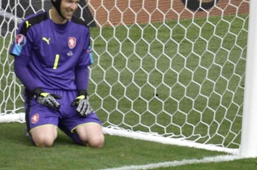 Chặn hết hàng công Tây Ban Nha, Cech chịu thua cái đầu của trung vệ