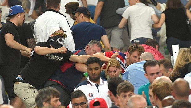 Pháp trục xuất 50 CĐV Nga, dọa bỏ tù 6 hooligan Anh