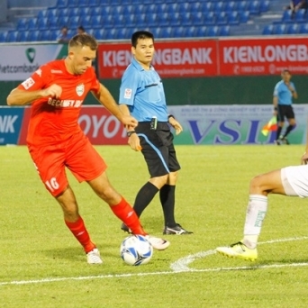 Công Vinh và Anh Đức hy sinh vị trí để Ivan Firer lập hattrick