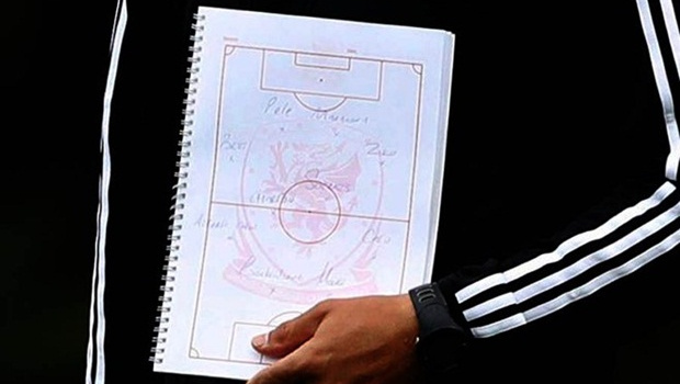 HLV xứ Wales điền tên Pele, Maradona,... vào đội hình đấu với tuyển Anh