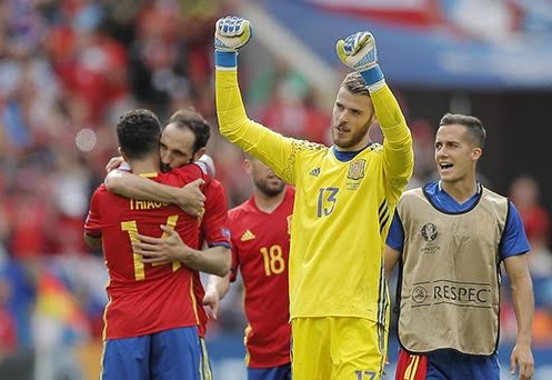 Scandal sex không quật ngã được sự xuất sắc của De Gea