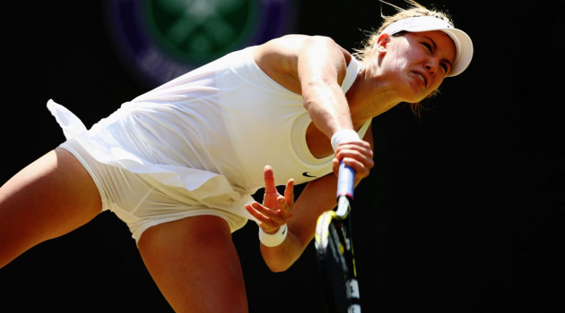 Nhiều tay vợt nữ lộ vùng kín vì trang phục quá táo bạo