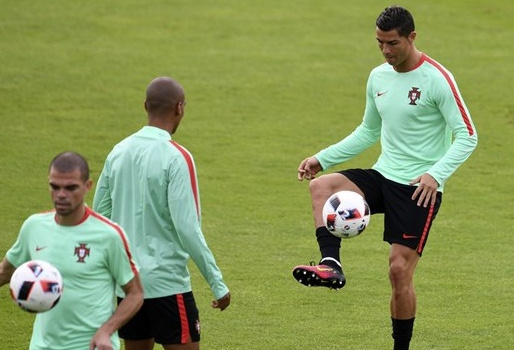 Fan BĐN lo sốt vó khi CR7 bỏ tập đối kháng cùng đồng đội