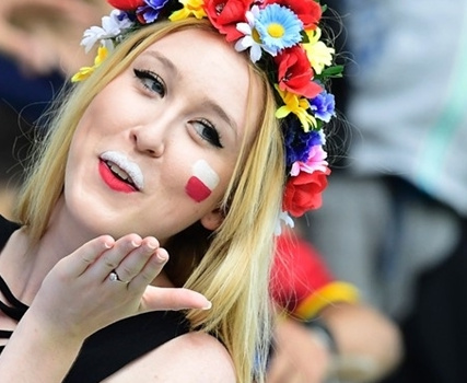 WAG Thụy Sĩ đọ vẻ nóng bỏng với mỹ nữ Ba Lan