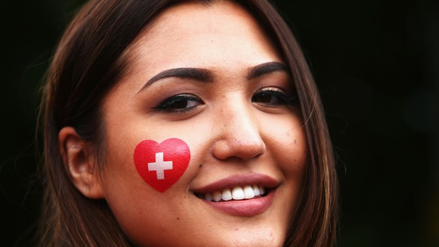 Dàn CĐV xinh đẹp tiếp tục đổ bộ vòng knock-out EURO 2016