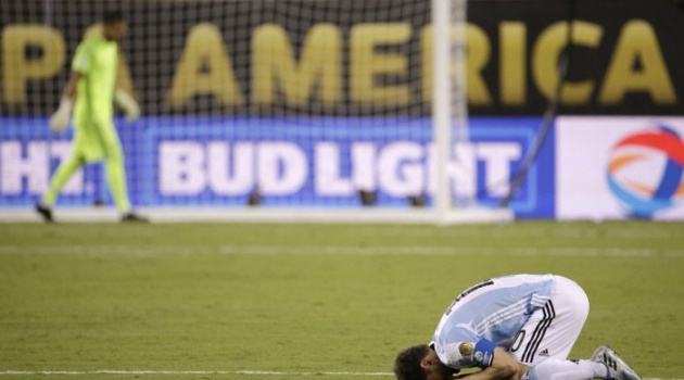 Messi ăn vạ và sự bất lực của thiên tài