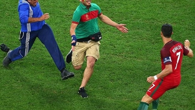 Fan cuồng lao vào sân đuổi bắt Ronaldo