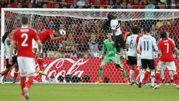 Góc Lưu Ngọc Hùng: Gã khổng lồ trên đôi chân đất sét