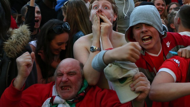 Chùm ảnh: Cổ động viên Xứ Wales khóc ngất trong ngày lịch sử