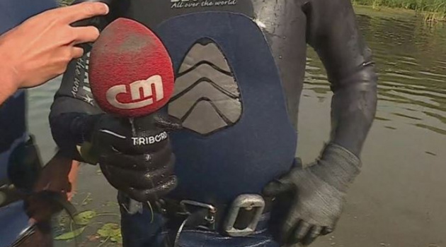 Tìm thấy chiếc micro Cristiano Ronaldo ném xuống hồ