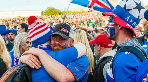 Không thể bỏ qua: 10000 người Iceland cổ vũ kiểu Viking