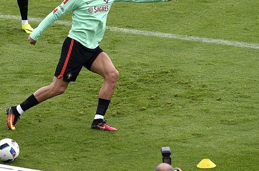 Ronaldo chọc cười đồng đội trước bán kết EURO 2016
