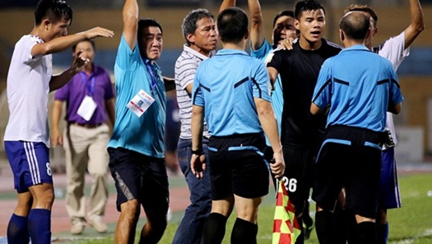 Chết cười cảnh đội Huế phản đối trọng tài