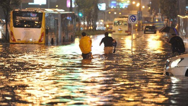 Ông trời đe dọa derby Manchester