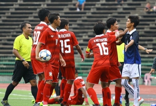 Cầu thủ U16 Campuchia và U16 Thái Lan suýt choảng nhau trên sân