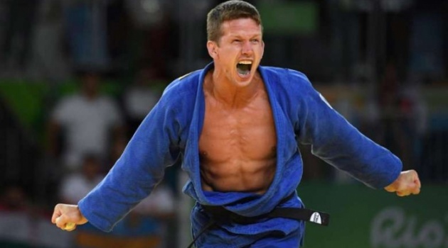Võ sĩ bị đánh bầm mặt sau khi đoạt huy chương Olympic Rio