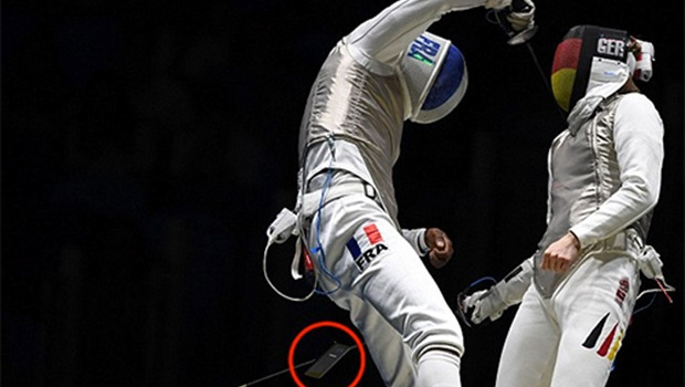 Đánh rơi điện thoại khi thi đấu, đây là cái kết đắng của nhà VĐTG