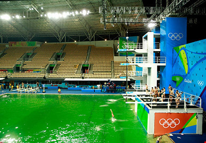 Vì sao nước hồ bơi ở Olympic Rio đột nhiên chuyển thành màu xanh lá?