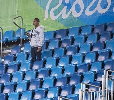 Sân vận động 60.000 chỗ ngồi trống hoác trong ngày thi đấu điền kinh