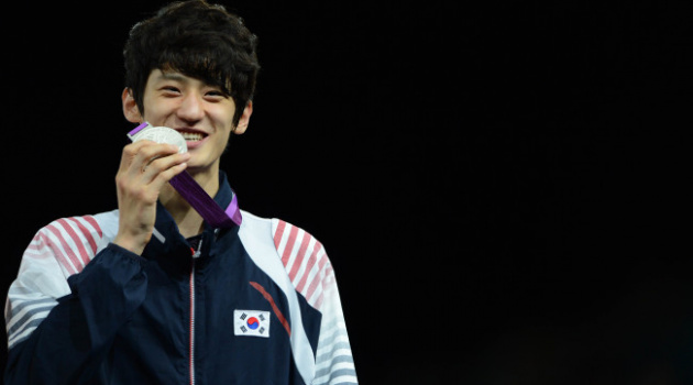 Hot boy taekwondo Hàn Quốc ngượng đỏ mặt vì fan nữ Brazil quá bạo