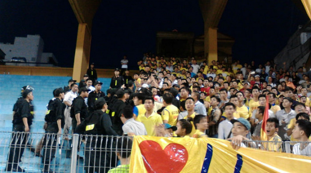 CĐV Nam Định chửi trọng tài, đốt pháo sáng, va chạm với an ninh