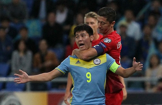 Kẹp cổ, giật chỏ đối thủ đổ máu, Lewandowski vẫn thoát thẻ đỏ