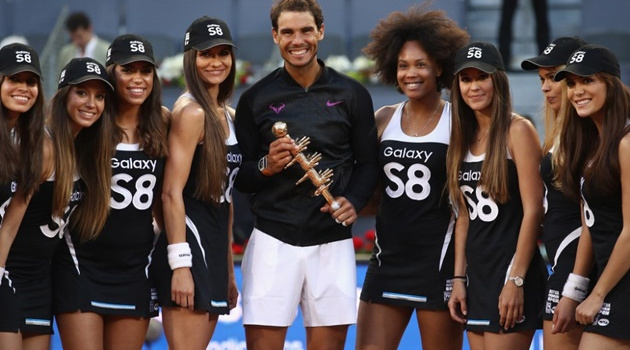 Dàn hot girl vây quanh Nadal sau chiến thắng