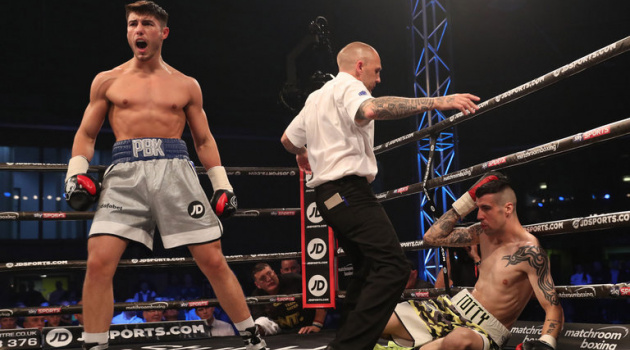 Josh Kelly hạ gục nhanh, tiêu diệt gọn Tom Whitfield