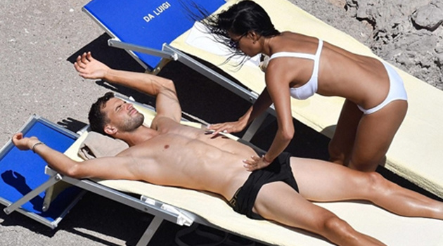 Bồ cũ Sharapova gây sốt với ảnh sexy cùng gái già