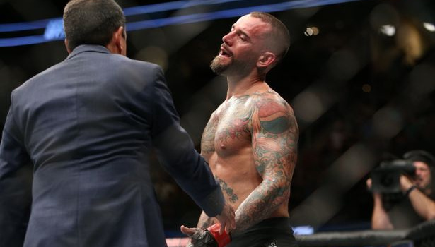 Bị đánh sấp mặt, cựu vô địch WWE vẫn nung nấu ý định trở lại UFC