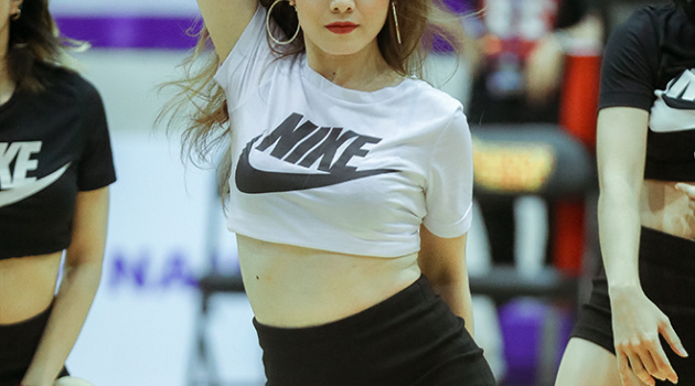 Nữ dancer của Saigon Heat vô tình thu hút mọi ánh nhìn với vẻ sexy đầy quyến rũ