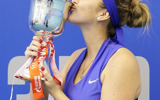 Truyền nhân của Martina Hingis tỏa sáng