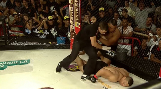 Võ sĩ mất kiểm soát, vật trọng tài và đòi 'ăn thua đủ' với đối thủ