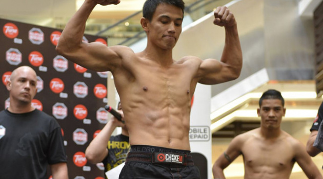 Võ sĩ tung tổ hợp đòn khiến đối thủ bất bại knock-out sấp mặt