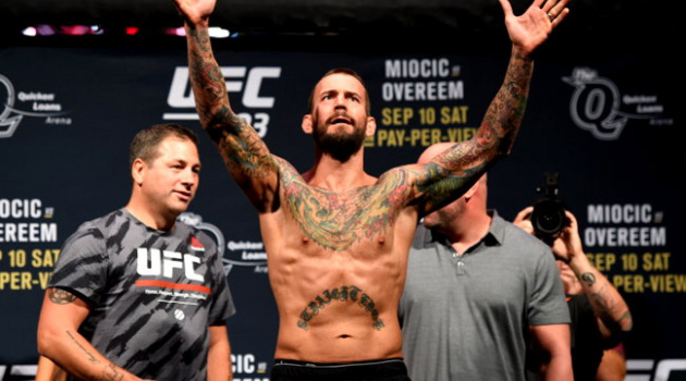 Huyền thoại WWE úp mở về việc trở lại UFC 225