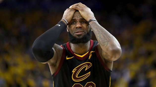 SỐC! Lebron James đã thi đấu chung kết NBA với một bàn tay bị thương