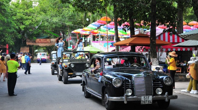 Mãn nhãn hàng trăm xế cổ tụ hội cuối tuần tại Sài Gòn