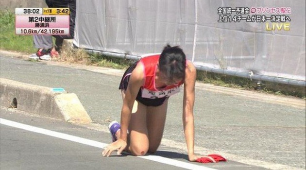 Bị chấn thương nặng, nữ VĐV Nhật Bản vẫn bò trên đường đua tiếp sức