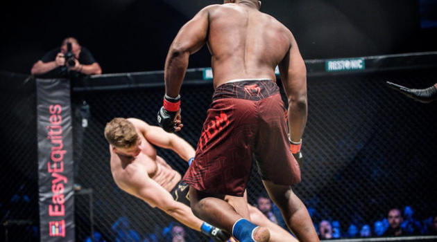 Võ sĩ Nam Phi knock-out đối thủ bằng cú xoay người cùi chỏ