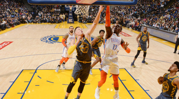 Dennis Schroder  tỏa sáng, Oklahoma City Thunder dễ dàng hạ gục Golden State Warriors