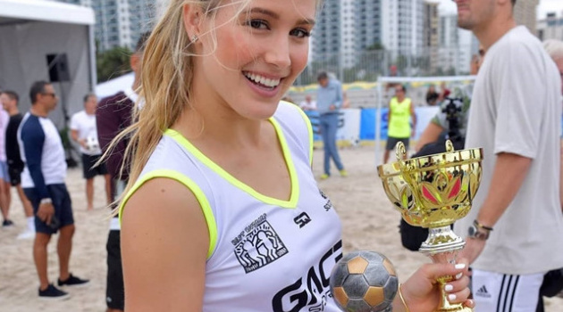 Tuột dốc trong quần vợt, Bouchard giành cúp khi đá bóng