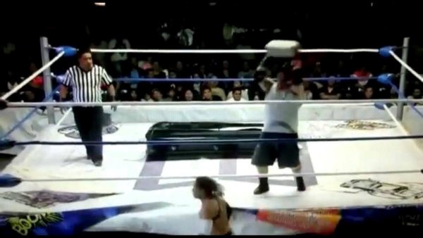 Đô vật Mexico suýt giết bạn diễn với đạo cụ bằng bê tông