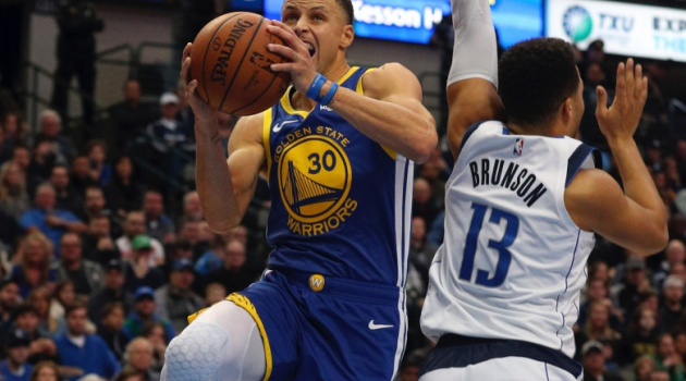 Luka Doncic bó tay nhìn Stephen Curry ném sập thánh địa American Airlines Center