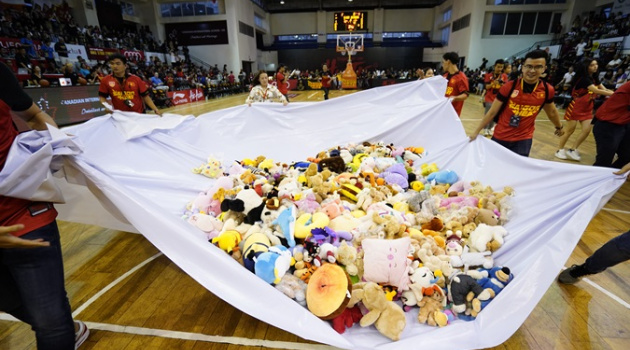 Bất ngờ với cơn mưa gấu bông tại CIS khi Saigon Heat chạm trán Malaysia Dragons