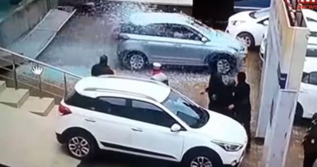 Nữ khách hàng lái thử xe ‘oanh tạc’ đại lý trong vòng vài giây