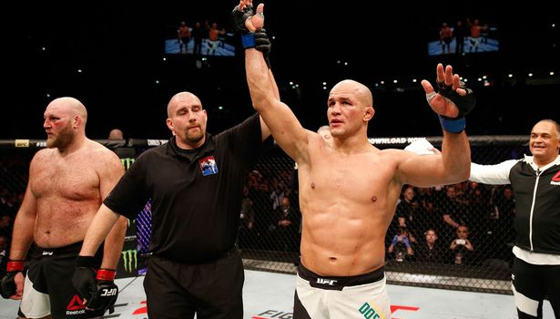 “Trận đấu Daniel Cormier vs. Brock Lesnar là thứ nhảm nhí”