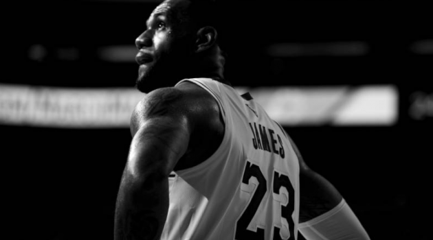 LeBron James có Triple-double, Lakers vẫn gục ngã ngay tại “thánh địa” STAPLES Center