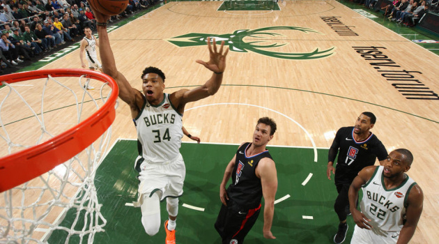 Bất chấp chấn thương, Antetokounmpo vẫn dẫn dắt Milwaukee Bucks đến với chiến thắng