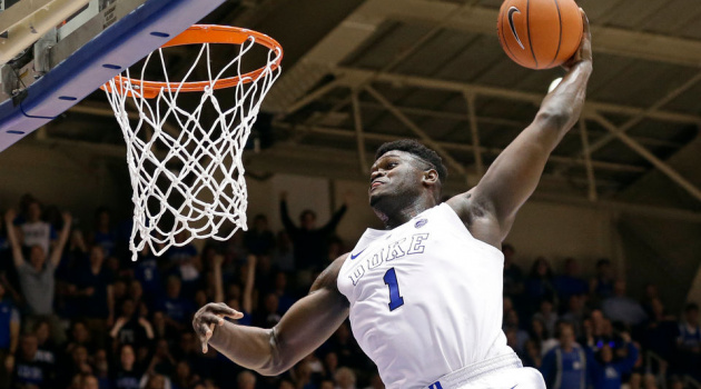Zion Williamson suýt phá hỏng bảng rổ vì cú Alley Oop